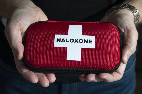 Naloxone kit